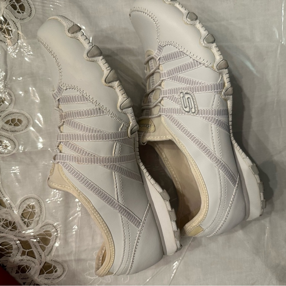 New Skechers women’s White Bikers-Dream Come True Sneakers size 9 in box - Picture 13 of 16